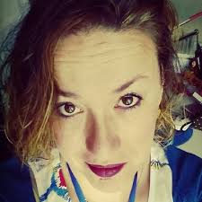 Imagen que contiene persona, pared, interior, mujer

Descripción generada con confianza muy alta